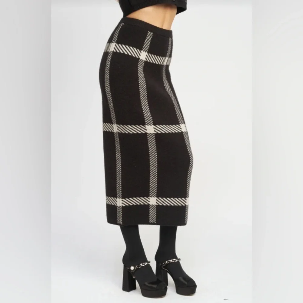 En Saison Callaham Midi Sweater Skirt in Black Oyster - Picture 2 of 5